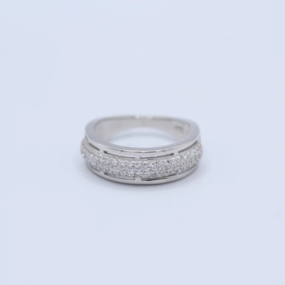 Stunning CZ Band - Picture 1 of 2